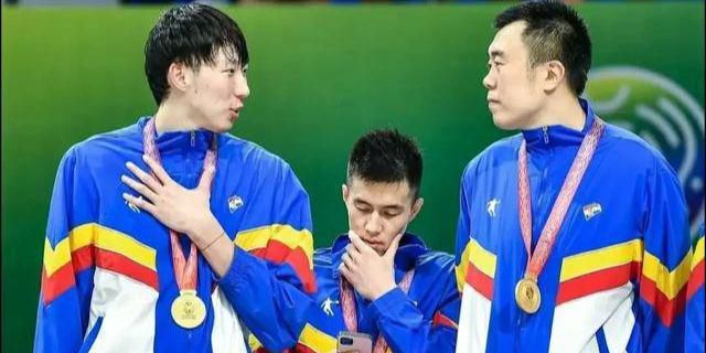 【双方首发及换人信息】巴萨首发：1-佩尼亚、23-孔德、4-阿劳霍、15-克里斯滕森（65’3-巴尔德）、2-坎塞洛、21-德容、22-京多安、8-佩德里（80’32-费尔明）、11-拉菲尼亚（65’7-费兰）、14-菲利克斯（65’27-亚马尔）、9-莱万巴萨替补：18-罗梅乌、20-罗贝托、26-阿斯特拉拉加、31-科亨、33-库巴西赫罗纳首发：13-加扎尼加、3-米格尔-古铁雷斯、5-大卫-洛佩斯、25-埃里克-加西亚、17-布林德、20-扬-克托（80’11-瓦勒里）、14-阿莱克斯-加西亚、23-伊万-马丁（87’22-索利斯）、8-齐甘科夫（78’24-波图）、9-多夫比克（73’7-斯图亚尼）、16-萨维奥赫罗纳替补：1-胡安-卡洛斯、26-富伊迪亚斯、2-贝尔纳多-埃斯皮诺萨、15-胡安佩、6-伊布拉希马-科贝、4-阿尔瑙-马丁内斯
